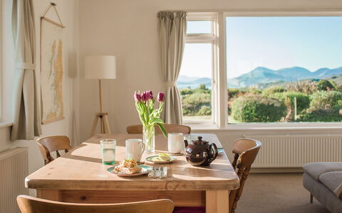 Creag Dubh: Möbel, Interior Design, Tabelle, Flooring, Decke, Küche & Esszimmer Tisch, Zimmer, Fussboden, Stuhl, Esszimmer
