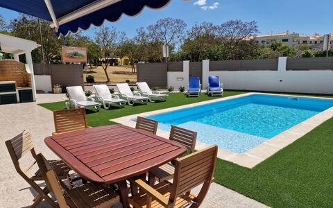 Elisia - Vip Properties: Schwimmbad, Freizeit, Schatten, Kunstrasen, Gartenmöbel, Resort, Rasen, Hinterhof, Garten, Landscaping