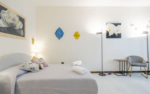 Casa Gioia In Lucca: Möbel, Interior Design, Bett, Wand, Schlafzimmer, Fussboden, Flooring, Bettdecke, Holz, Bedding