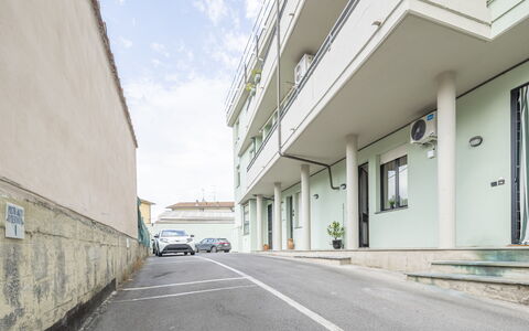 Casa Gioia In Lucca: Asphalt, Wohnung, Familienauto, Luxus-Fahrzeug, Balkon, Mittelklasse-Pkw, Parkplatz