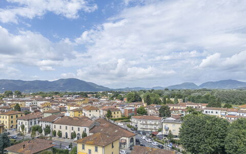 Casa Gioia In Lucca: Bergforms, Wohngebiet, Hügel, Nachbarschaft, \Stadt, Landschaft, Vorort, Urban Design, Menschliche Siedlung, Gebirge