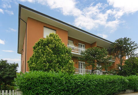 Butterfly Apartment In Lucca: Strauch, Wohngebiet, Hecke, Garten, Estate, Rasen, Garten, Schatten, Landscaping, Hazienda