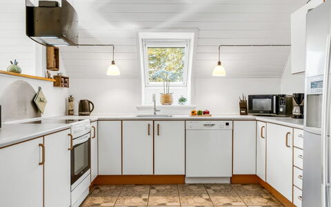 Hannele - 10Km from the Sea: Flooring, Küche, Interior Design, Holz, Major Appliance, Decke, Küchengerät, Countertop, Fussboden, Beleuchtung