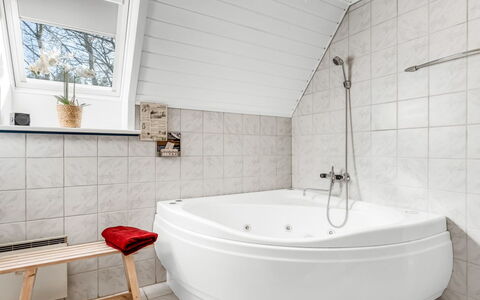 Hannele - 10Km from the Sea: Flooring, Fussboden, Interior Design, Armatur, Badewanne, Installation, Decke, Zimmer, Badezimmer, Zapfhahn