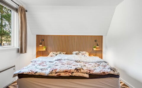 Hannele - 10Km from the Sea: Möbel, Interior Design, Schlafzimmer, Holz, Bett, Flooring, Fussboden, Decke, Textil, Bedding