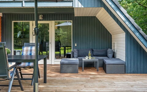 Hannele - 10Km from the Sea: Holz, Möbel, Stuhl, Gartenmöbel, Veranda, Deck, Hartholz, Planke, Schatten, Hütte