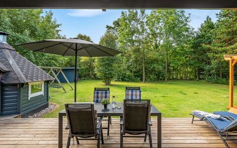 Hannele - 10Km from the Sea: Möbel, Holz, Stuhl, Tabelle, Küche & Esszimmer Tisch, Gartenmöbel, Schatten, Tisch Im Freien, Veranda, Grundstueck