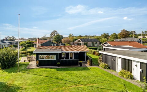 Thit - 90M from the Sea: Hütte, Hinterhof, Garten, Gartenbauten, Schuppen, Abstellgleis, Gartenmöbel, Blockhaus, Outdoor Struktur, Hütte