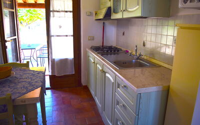 Nido: Küche, Countertop, Holz, Flooring, Möbel, Interior Design, Küchengerät, Spüle, Fussboden, Major Appliance