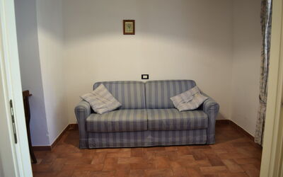 Colombaia: Möbel, Couch, Interior Design, Flooring, Fussboden, Holz, Zimmer, Wohnzimmer, Wohnung
