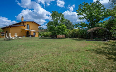 Casale La Canigiana, House, Pool, San Miniato: Gras, Grundstueck, Einfach, Ländliches Gebiet, Rasen, Garten, Hütte, Wiese, Schatten, Estate