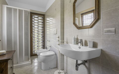 Casale La Canigiana, House, Pool, San Miniato: Badezimmer, Armatur, Interior Design, Flooring, Fussboden, Sinken, Toilette, Bad Sink, Zapfhahn, Toilleten Sitz