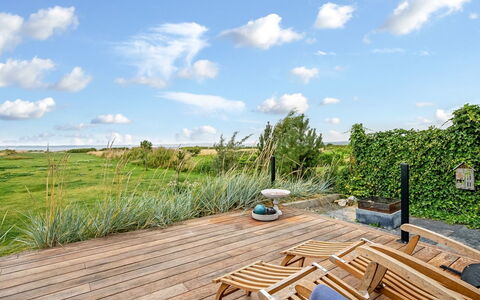 Bondi - 75M from the Sea: Himmel, Möbel, Holzboden, Grundstueck, Gartenmöbel, Hartholz, Deck, Planke, Stuhl