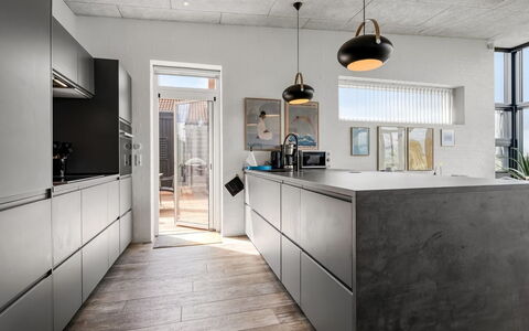 Bondi - 75M from the Sea: Küche, Flooring, Countertop, Interior Design, Möbel, Fussboden, Cabinetry, Küchengerät, Decke, Haushaltsgerät