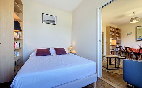 Les Ajoncs: Interior Design, Bett, Zimmer, Möbel, Schlafzimmer, Flooring, Fussboden, Decke, Bettdecke, Wohnung