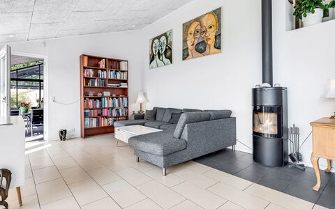 Jonce - 800M from the Sea: Möbel, Flooring, Interior Design, Fussboden, Wohnzimmer, Decke, Couch, Stuhl, Zimmer, Beleuchtung