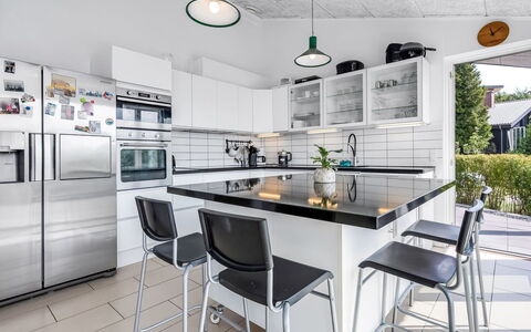 Jonce - 800M from the Sea: Küche, Küchengerät, Möbel, Countertop, Interior Design, Flooring, Major Appliance, Cabinetry, Decke, Fussboden