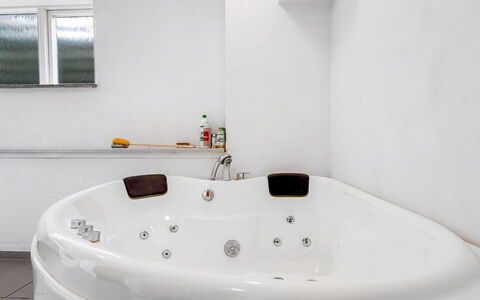 Jonce - 800M from the Sea: Badewanne, Armatur, Interior Design, Flooring, Badezimmer, Fussboden, Installation, Zimmer, Decke