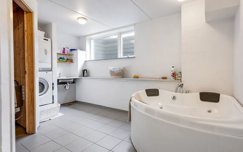 Jonce - 800M from the Sea: Flooring, Armatur, Interior Design, Fussboden, Badewanne, Decke, Badezimmer, Zapfhahn, Installation, Zimmer