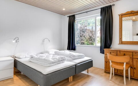 Jonce - 800M from the Sea: Interior Design, Decke, Bett, Schlafzimmer, Fussboden, Bettrahmen, Bedding, Bettdecke, Linens, Hartholz
