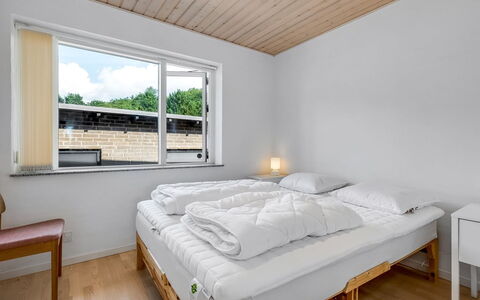 Jonce - 800M from the Sea: Holz, Schlafzimmer, Bett, Interior Design, Decke, Fussboden, Flooring, Bedding, Bettrahmen, Zimmer