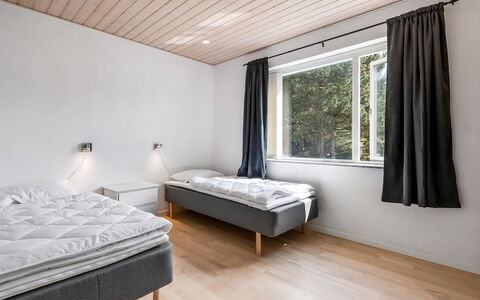 Jonce - 800M from the Sea: Holz, Decke, Fussboden, Schlafzimmer, Bedding, Bett, Hartholz, Holzboden, Bettdecke
