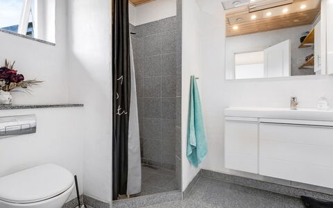 Jonce - 800M from the Sea: Armatur, Flooring, Interior Design, Sinken, Badezimmer, Fussboden, Zapfhahn, Badezimmerschrank, Bad Sink, Decke