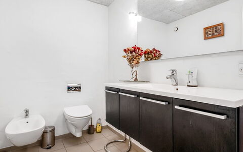 Jonce - 800M from the Sea: Bad Sink, Sinken, Armatur, Flooring, Badezimmer, Wand, Interior Design, Fussboden, Badezimmerschrank, Zapfhahn