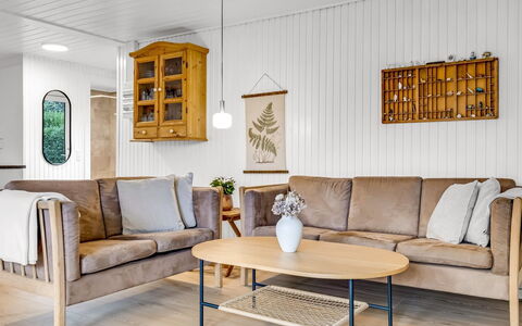 Nicklas - 250M from the Sea: Flooring, Möbel, Holz, Fussboden, Interior Design, Couch, Wohnzimmer, Zuhause, Holzboden, Zimmer