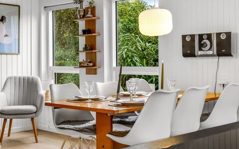 Nicklas - 250M from the Sea: Möbel, Interior Design, Tabelle, Flooring, Holz, Light Fixture, Stuhl, Beleuchtung, Esszimmer, Fussboden