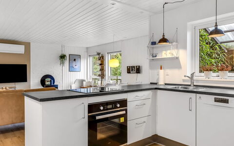 Nicklas - 250M from the Sea: Küche, Küchengerät, Countertop, Flooring, Major Appliance, Interior Design, Holz, Cabinetry, Decke, Haushaltsgerät