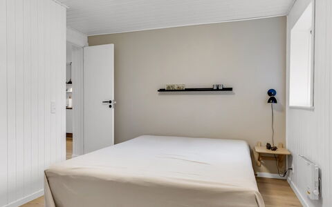 Nicklas - 250M from the Sea: Möbel, Interior Design, Wand, Flooring, Fussboden, Bett, Holz, Schlafzimmer, Decke, Zimmer