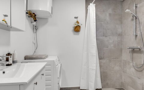 Nicklas - 250M from the Sea: Flooring, Wand, Armatur, Fussboden, Interior Design, Badezimmer, Sinken, Installation, Fliese, Toilette