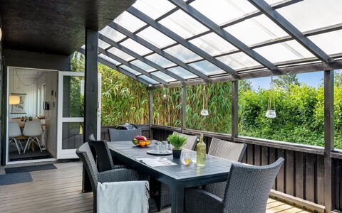 Nicklas - 250M from the Sea: Möbel, Holz, Stuhl, Gartenmöbel, Tabelle, Veranda, Interior Design, Flooring, Schatten, Küche & Esszimmer Tisch