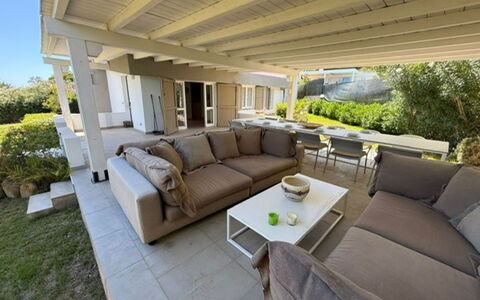 Villa Mandorli: Blau, Wasser, Schwimmbad, Resort, Schatten, Freizeit, Landscaping, Water Feature, Tropen, Gartenmöbel