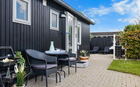 Daya - 75M from the Sea: Hütte, Hinterhof, Garten, Gartenbauten, Schuppen, Abstellgleis, Gartenmöbel, Blockhaus, Outdoor Struktur, Hütte