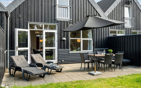 Lucjan - 800M from the Sea: Zuhause, Dach, Haus, Tür, Hütte, Schatten, Garten, Ground, Veranda, Garten