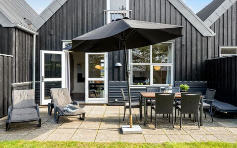 Lucjan - 800M from the Sea: Zuhause, Dach, Haus, Tür, Hütte, Schatten, Garten, Ground, Veranda, Garten