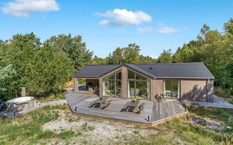 Aarthi - 575M from the Sea: Hütte, Hinterhof, Garten, Gartenbauten, Schuppen, Abstellgleis, Gartenmöbel, Blockhaus, Outdoor Struktur, Hütte