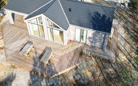 Aarthi - 575M from the Sea: Hütte, Hinterhof, Garten, Gartenbauten, Schuppen, Abstellgleis, Gartenmöbel, Blockhaus, Outdoor Struktur, Hütte