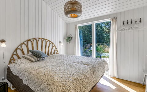 Aarthi - 575M from the Sea: Bett, Schlafzimmer, Bedding, Interior Design, Bettdecke, Holz, Decke, Möbel, Flooring, Linens