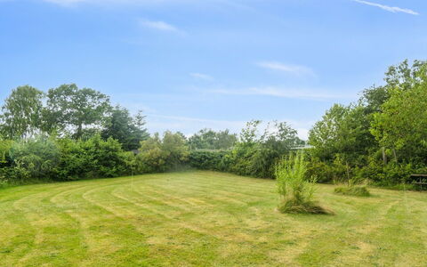 Bruno - 400M from the Sea: Gras, Wiese, Grundstueck, Hütte, Ländliches Gebiet, Wiese, Gartenbauten, Garten, Schuppen