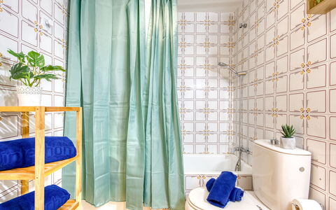 Port Emporda: Blau, Flooring, Fussboden, Interior Design, Duschvorhang, Fliese, Vorhang, Badezimmer, Armatur, Toilette