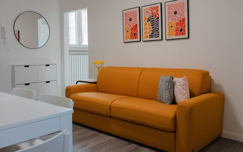 Aselli Home: Möbel, Couch, Interior Design, Flooring, Holz, Fussboden, Wohnzimmer, Wohnung, Zimmer