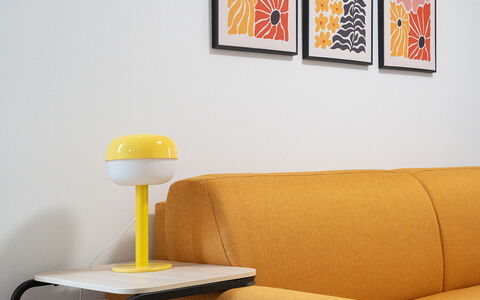 Aselli Home: Möbel, Gelb, Interior Design, Couch, Wohnzimmer, Tabelle, Fussboden, Orange, Flooring, Beleuchtung