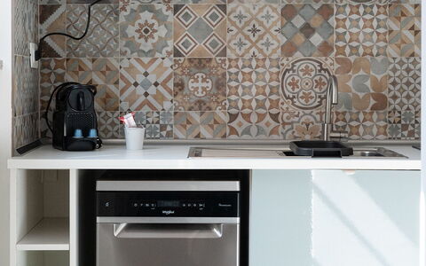 Aselli Home: Küche, Küchengerät, Major Appliance, Countertop, Interior Design, Flooring, Cabinetry, Haushaltsgerät, Herd, Fussboden