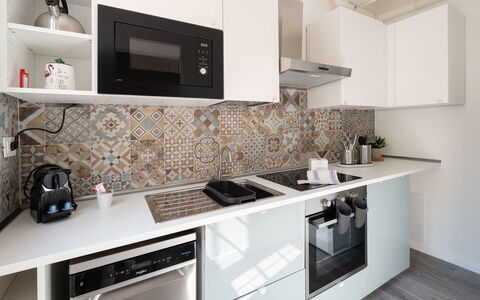 Aselli Home: Küche, Countertop, Major Appliance, Flooring, Interior Design, Küchengerät, Fussboden, Cabinetry, Zimmer, Fliese