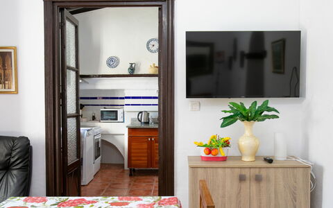 Villa Estévez: Möbel, Interior Design, Zimmer, Fussboden, Flooring, Tabelle, Stuhl, Bilderrahmen, Wohnung, Holzbeize