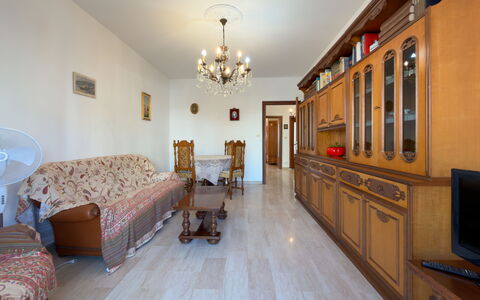 Casa Francy - Arma Di Taggia: Flooring, Fussboden, Möbel, Interior Design, Holz, Decke, Zimmer, Wohnzimmer, Holzboden, Couch