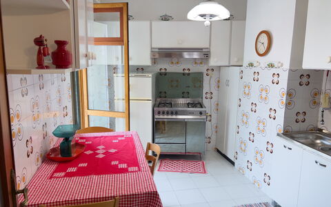 Casa Francy - Arma Di Taggia: Major Appliance, Flooring, Küche, Möbel, Küchengerät, Holz, Interior Design, Fussboden, Cabinetry, Zimmer